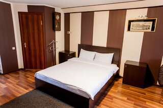 Гостевой дом Guest House Shale Винница Двухместный номер Делюкс с 1 кроватью и балконом-1